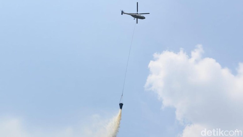Medan Sulit, Helikopter Water Bombing 9 Kali Jatuhkan Bom Air di Kobar