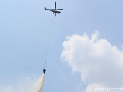 Medan Sulit, Helikopter Water Bombing 9 Kali Jatuhkan Bom Air di Kobar