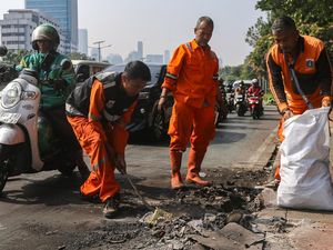 Jalan Gatot Subroto Dibersihkan Usai Kericuhan Aksi 27 Agustus