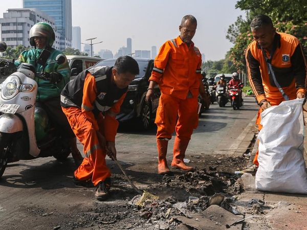 Jalan Gatot Subroto Dibersihkan Usai Kericuhan Aksi 27 Agustus