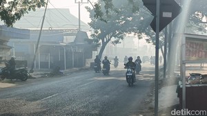 Dilema Warga Kalsel, Rela Menerobos Kabut Asap Atau Rela Mengungsi