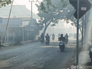 Dilema Warga Kalsel, Rela Menerobos Kabut Asap Atau Rela Mengungsi