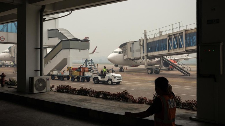 Kacaunya Bandara Supadio gegara Kabut Asap Karhutla, Penumpang Murka
