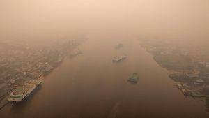 Kabut Asap Pekat Selimuti Aktivitas Warga Pontianak