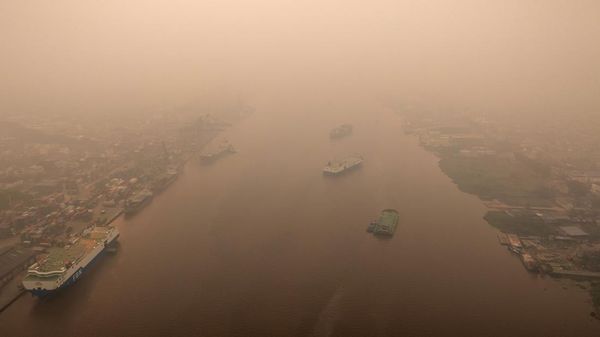 Kabut Asap Pekat Selimuti Aktivitas Warga Pontianak