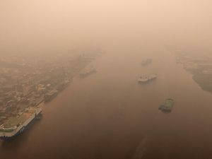 Kabut Asap Pekat Selimuti Aktivitas Warga Pontianak
