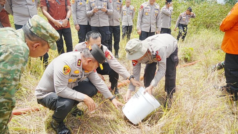 Polda Kaltim Uji Cairan Penghambat Karhutla, Cegah Api Menyala Lagi