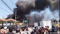 Pabrik Cetakan Alas Sepatu di Brebes Terbakar Siang Ini