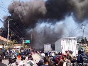 Pabrik Cetakan Alas Sepatu di Brebes Terbakar Siang Ini