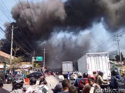 Pabrik Cetakan Alas Sepatu di Brebes Terbakar Siang Ini