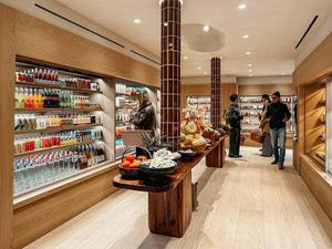 Lagi Tren di New York, Orang Rela Antre demi Belanja di Supermarket Mewah!