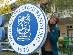 Kisah Haru Anak Petugas Kebersihan Berhasil Kuliah di ITB
