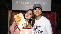 Gaya Tradisional-Modern Luna Maya Ultah ke-43, Digelar di Galeri Milik Ayah