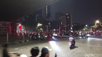 Massa Masih Berkumpul di Flyover Slipi Dini Hari Ini