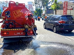Hadapi Cuaca Panas, 5 Mobil Damkar Siaga untuk Siram Jalan di Surabaya