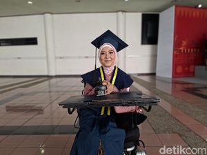 Semangat Natasha Raih Gelar Sarjana di ITB dari Atas Kursi Roda