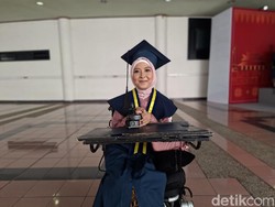 Semangat Natasha Raih Gelar Sarjana di ITB dari Atas Kursi Roda