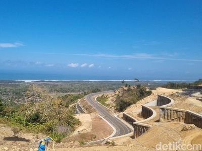 Potret Kelok 23 Jalur Baru Gunungkidul dengan View Laut Selatan