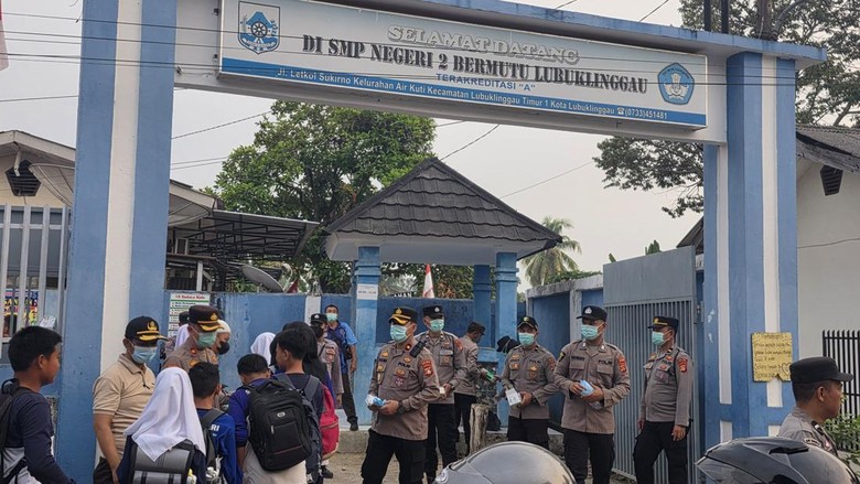 Polisi Bagikan 2.276 Masker untuk Masyarakat-Pelajar di Lubuklinggau