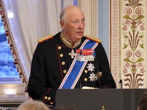 Video: Warga Norwegia Kunjungi Istana, Letakkan Bunga untuk Raja Harald V