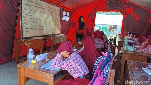 Ruang Kelas Ambruk, Puluhan Siswa SD di Tulungagung Belajar Bergantian di Tenda