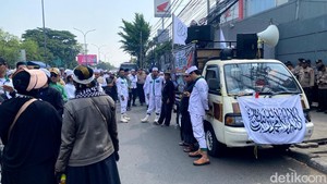 Ormas FPI Geruduk Gudang Miras Buntut di Bandung