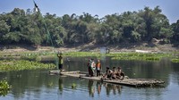 Sejak 1990, Rakit Jadi Andalan Warga Sebrangi Waduk Saguling