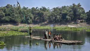 Sejak 1990, Rakit Jadi Andalan Warga Sebrangi Waduk Saguling
