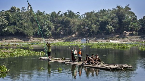 Sejak 1990, Rakit Jadi Andalan Warga Sebrangi Waduk Saguling