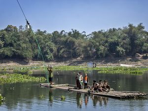 Sejak 1990, Rakit Jadi Andalan Warga Sebrangi Waduk Saguling