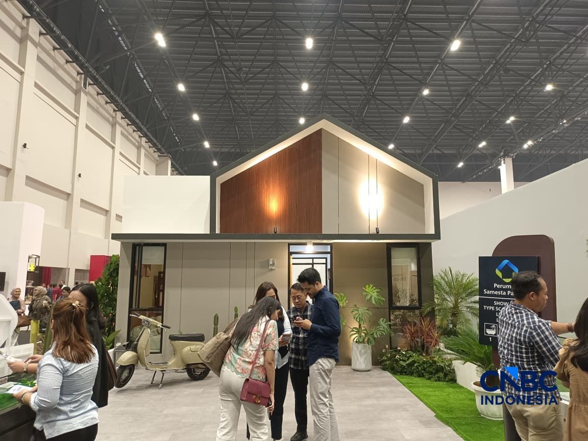 Sejumlah visitor memadati booth Perumnas Samesta Parayasa nan dipamerkan dalam Danantara Housing Expo, Tangerang, Jumat (28/8/2026). (CNBC Indonesia/Martyasari Rizky)
