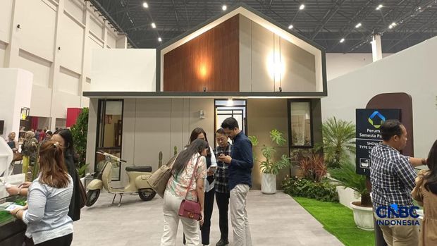 Sejumlah visitor memadati booth Perumnas Samesta Parayasa nan dipamerkan dalam Danantara Housing Expo, Tangerang, Jumat (28/8/2026). (CNBC Indonesia/Martyasari Rizky)