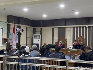 Hakim Cecar Anak dan Suami Fadia soal Modal Rp 2,5 M di PT RNB