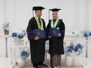 Kompak! Ayah-Anak Ini Wisuda S2 Bareng dari UNY