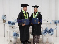 Kompak! Ayah-Anak Ini Wisuda S2 Bareng dari UNY