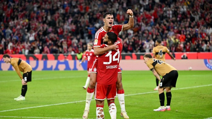 Soccer Football - Bundesliga - Bayern Munich v VfB Stuttgart - Allianz Arena, Munich, Germany - August 28, 2026  Bayern Munichs Aleksandar Pavlovic celebrates scoring their fourth goal with Ismael Saibari REUTERS/Angelika Warmuth DFL REGULATIONS PRO