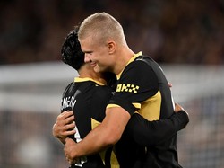 Ketika Haaland Serahkan Trofi MOTM ke Cherki