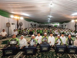 Momen 70 Driver Gojek Persiapan Berangkat Umrah Bulan Depan, Haru & Khidmat