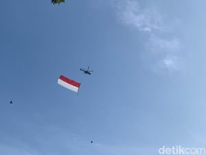 Meriahkan Merdeka Run, Heli Kibarkan Bendera Merah Putih Putari Langit Istana