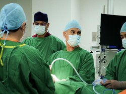 Mayapada Hospital Tangani Kanker Prostat & Kista Ginjal dengan Robot