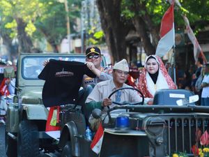 Bagikan Kaus Jogo Gresik di Tengah Carnival, Ini Pesan Kapolres