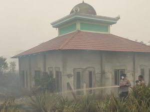 Karhutla Hanya Sejengkal, Masjid Baiturrahman Kubu Raya Nyaris Terbakar