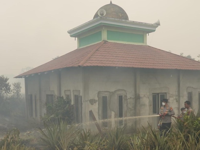 Karhutla Hanya Sejengkal, Masjid Baiturrahman Kubu Raya Nyaris Terbakar
