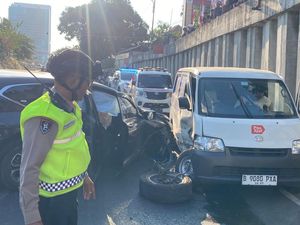 CRV Tabrak Innova dan Grand Max di Viaduk Gilingan Solo