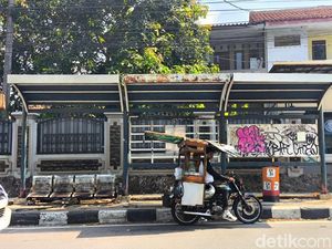 Halte di Kuningan Jadi Tempat Parkir dan Sasaran Vandalisme