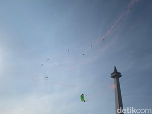 Manuver 20 Penerjun Payung di Langit Monas Meriahkan Merdeka Run 2026