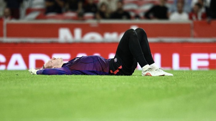 PSGs Russian goalkeeper #39 Matvey Safonov lies on the pitch during the warm-up before the French L1 football match between Lille LOSC and Paris Saint-Germain (PSG) at the Stade Pierre-Mauroy in Villeneuve-dAscq, northern France, on August 28, 2026