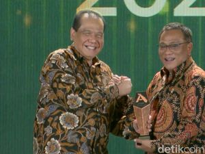 Jumhur Hidayat Raih detikSumatera Awards Tokoh Penggerak Kesadaran dan Aksi Ekologis