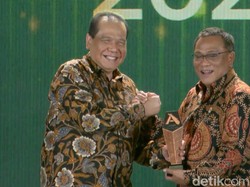 Jumhur Hidayat Raih detikSumatera Awards Tokoh Penggerak Kesadaran dan Aksi Ekologis