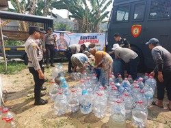 Bantar Panjang Tigaraksa Kekeringan, Polisi Kirim Air Bersih